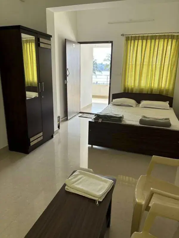 Room 103 River View – cozy room with 1 bed at Francis Doris Skate City Mangaluru